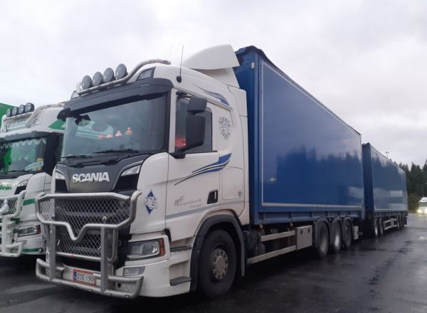Klikkaa kuvaa nähdäksesi se täysikokoisena
==============
MK-Energiakuljetuksen Scania
MK-Energiakuljetus Oy:n Scania turveyhdistelmä.
Avainsanat: MK-Energiakuljetus Scania ABC Hirvaskangas MK-Energiakuljetuksen Scania
MK-Energiakuljetus Oy:n Scania turveyhdistelmä.
Avainsanat: MK-Energiakuljetus Scania ABC Hirvaskangas