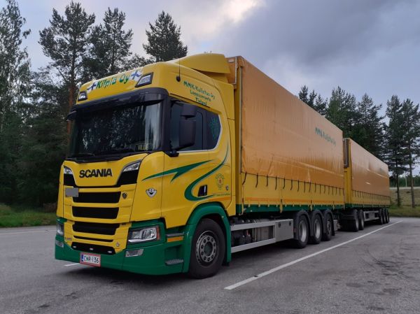 MMK-Kuljetuksen Scania R650
MMK-Kuljetus Oy:n Scania R650 täysperävaunuyhdistelmä.
Avainsanat: MMK-Kuljetus Scania R650 Kilpiä Shell Hirvaskangas