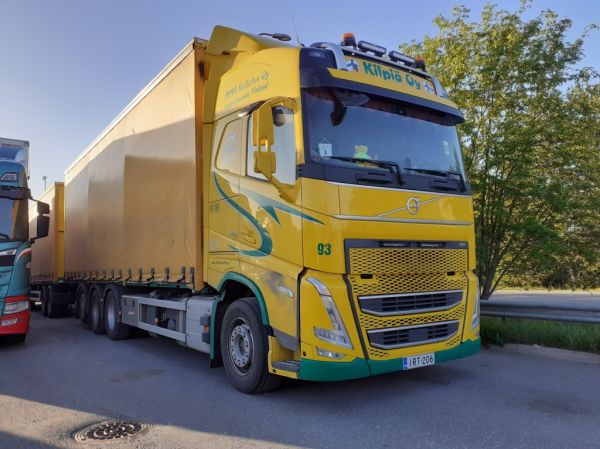 MMK-Kuljetuksen Volvo FH500
MMK-Kuljetus Oy:n Volvo FH500 täysperävaunuyhdistelmä.
Avainsanat: MMK-Kuljetus Volvo FH500 Kilpiä ABC Hirvaskangas 93