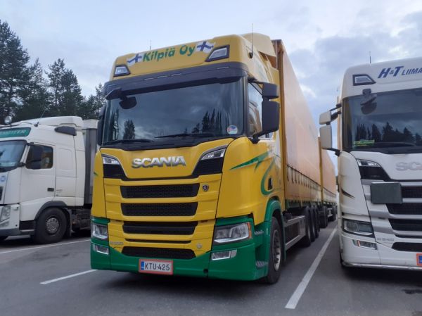 MMK-Kuljetuksen Scania R650
MMK-Kuljetus Oy:n Scania R650 täysperävaunuyhdistelmä.
Avainsanat: MMK-Kuljetus Scania R650 Kilpiä Shell Hirvaskangas