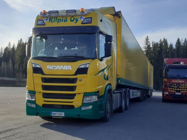 MMK-Kuljetuksen Scania
MMK-Kuljetus Oy:n Scania puoliperävaunu+vasikkayhdistelmä.
Avainsanat: MMK-Kuljetus Scania Kilpiä ABC Hirvaskangas