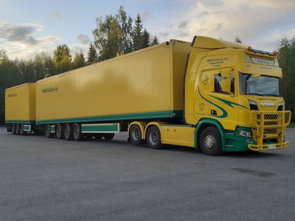 Klikkaa kuvaa nähdäksesi se täysikokoisena
==============
MMK-Kuljetuksen Scania 560R
MMK-Kuljetus Oy:n Scania 560R puoliperävaunu+vasikkayhdistelmä.
Avainsanat: MMK-Kuljetus Scania 560R Kilpiä ABC Hirvaskangas MMK-Kuljetuksen Scania 560R
MMK-Kuljetus Oy:n Scania 560R puoliperävaunu+vasikkayhdistelmä.
Avainsanat: MMK-Kuljetus Scania 560R Kilpiä ABC Hirvaskangas