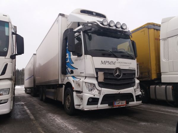 MPMM Logistiikan MB 2653 Actros
MPMM Logistiikka Oy:n MB 2653 Actros täysperävaunuyhdistelmä.
Avainsanat: MPMM Logistiikka MB 2653 Actros ABC Hirvaskangas