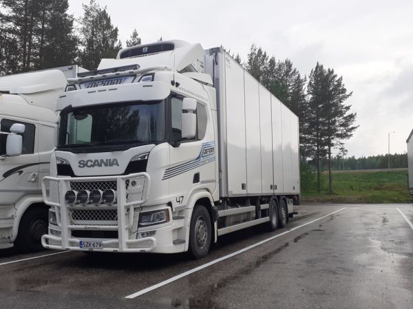 Klikkaa kuvaa nähdäksesi se täysikokoisena
==============
Mpmm Logistiikan Scania
Mpmm Logistiikka Oy:n Scania rahtiauto.
Avainsanat: Mpmm Logistiikka Scania ST1 Hirvaskangas 47 Mpmm Logistiikan Scania
Mpmm Logistiikka Oy:n Scania rahtiauto.
Avainsanat: Mpmm Logistiikka Scania ST1 Hirvaskangas 47