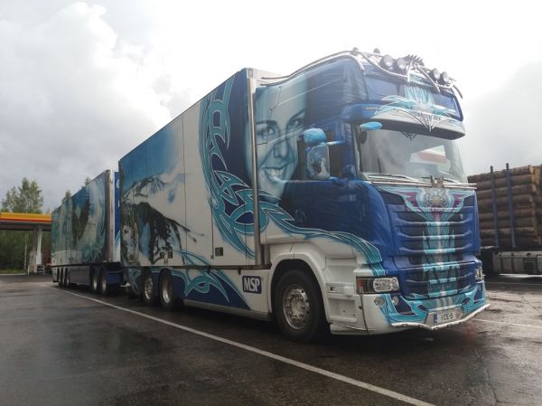 MSP:n Scania R620
MSP:n Scania R620 "Ice Princess" täysperävaunuyhdistelmä. 
Avainsanat: MSP Scania R620 Ice-Princess Satu Tuomisto Shell Hirvaskangas