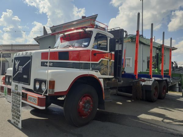 M Aaltosen Volvo N12
M Aaltosen Volvo N12 puutavara-auto.
Avainsanat: Aaltonen Volvo N12 Himos25