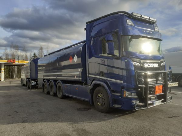 M Anttilan Scania
M Anttila Oy:n Scania säiliöyhdistelmä.
Avainsanat: Anttila Scania ST1 Hirvaskangas