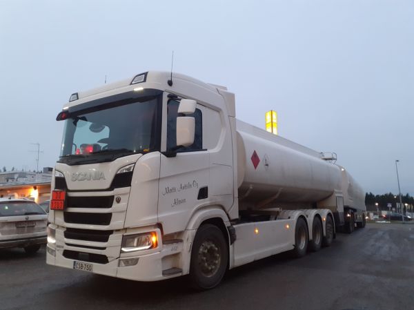 M Anttilan Scania 560R
M Anttila Oy:n Scania 560R säiliöyhdistelmä.
Avainsanat: Anttila Scania 560R ST1 Hirvaskangas