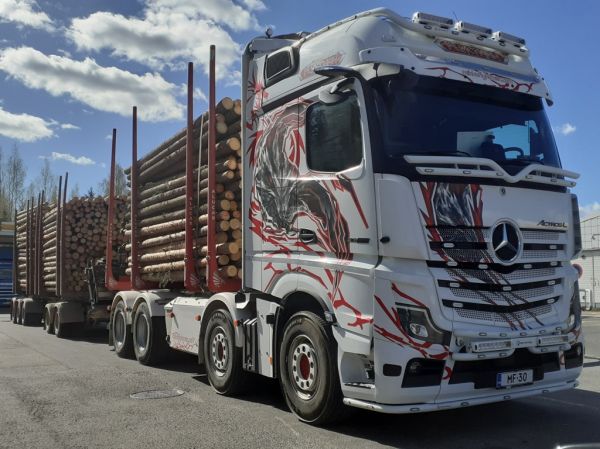 M Flyktmanin MB 3663 Actros L
M Flyktman Oy:n MB 3663 Actros L puutavarayhdistelmä.
Avainsanat: Flyktman MB 3663 ActrosL ST1 Hirvaskangas