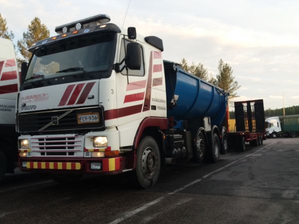 M Karjalaisen Volvo FH
M Karjalainen Oy:n Volvo FH täysperävaunuyhdistelmä.
Avainsanat: Karjalainen Volvo FH Shell Hirvaskangas