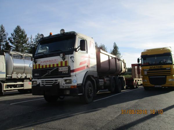 M Karjalaisen Volvo FH12
M Karjalainen Oy:n Volvo FH12 täysperävaunuyhdistelmä.
Avainsanat: Karjalainen Volvo FH12 Shell Hirvaskangas