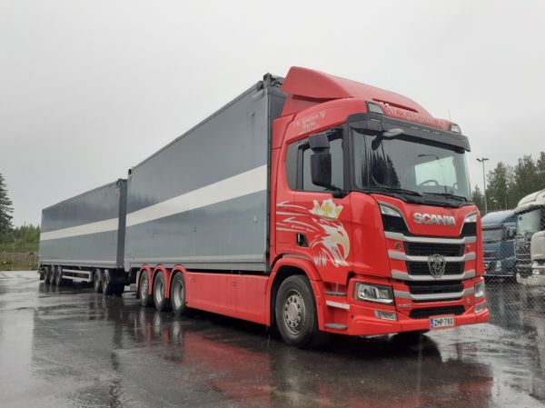 M Koskisen Scania R580
M Koskinen Ky:n Scania R580 hakeyhdistelmä.
Avainsanat: M-Koskinen Scania R580