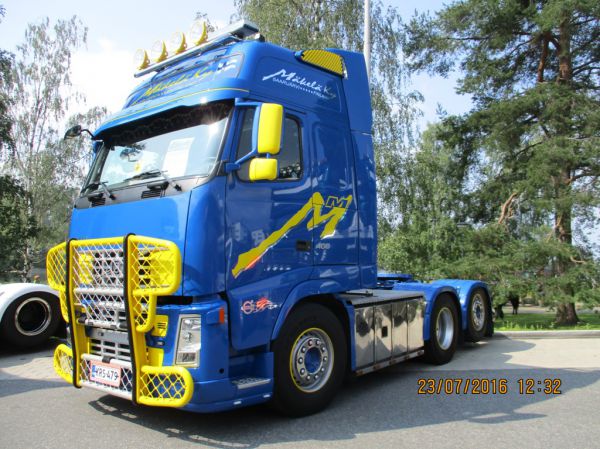 Kuljetus ja Koneurakointi M Mäkelän Volvo FH460 
Kuljetus ja Koneurakointi M Mäkelä Ky:n Volvo FH460 rekkaveturi.
Avainsanat: M-Mäkelä Volvo FH460 Viitasaari16