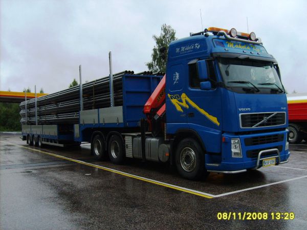 Kuljetus ja Koneurakointi M Mäkelän Volvo FH12
Kuljetus ja Koneurakointi M Mäkelä Ky:n nosturilla varustettu Volvo FH12 puoliperävaunuyhdistelmä. 
Avainsanat: M-Mäkelä Volvo FH12 Shell Hirvaskangas