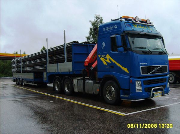 Kuljetus ja Koneurakointi M Mäkelän Volvo FH12
Kuljetus ja Koneurakointi M Mäkelä Ky:n nosturilla varustettu Volvo FH12 puoliperävaunuyhdistelmä. 
Avainsanat: M-Mäkelä Volvo FH12 Shell Hirvaskangas