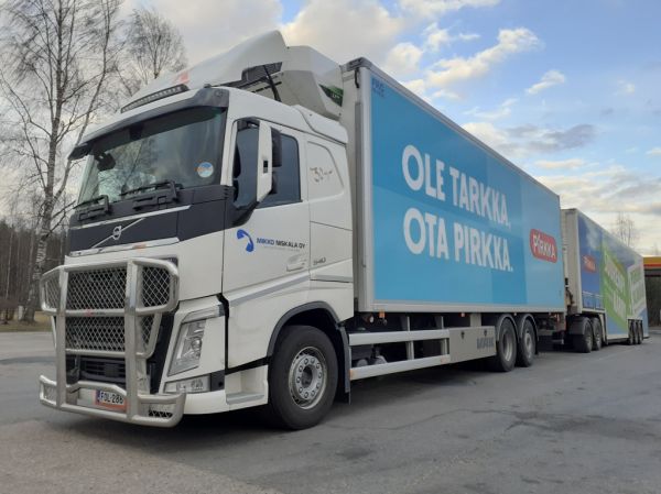 M Niskalan Volvo FH540
M Niskala Oy:n Volvo FH540 täysperävaunuyhdistelmä.
Avainsanat: Niskala Pirkka Volvo FH540 Shell Hirvaskangas