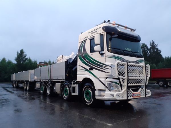 M Oksasen DAF XF530
M Oksasen nosturilla varustettu DAF XF530 täysperävaunuyhdistelmä.
Avainsanat: Oksanen DAF XF530 ABC Hirvaskangas