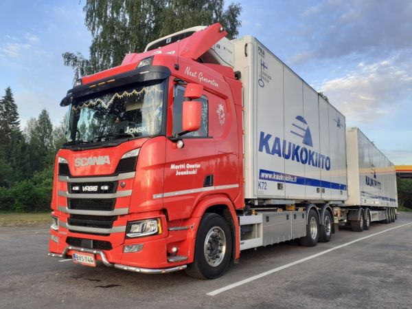 M Onatsun Scania R500
Kaukokiidon ajossa oleva M Onatsun Scania R500 täysperävaunuyhdistelmä.
Avainsanat: Kaukokiito Onatsu Scania R500 Shell Hirvaskangas Jonski