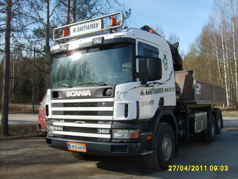 M Rautiaisen Scania 124
M Rautiaisen nosturilla varustettu Scania 124G vaihtolava-auto. 
Avainsanat: Rautiainen Scania 124 360