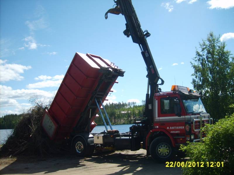 M Rautiaisen Scania 93
M Rautiaisen nosturilla varustettu Scania 93 vaihtolava-auto kippaamassa viimeisiä risuja juhannuskokkoa varten Äänekosken satamassa. 
Avainsanat: Rautiainen Scania 93