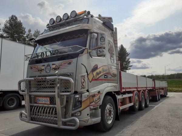 M Salosen Volvo FH16
M Salosen Volvo FH16 täysperävaunuyhdistelmä.
Avainsanat: Salonen Volvo FH16 Shell Hirvaskangas