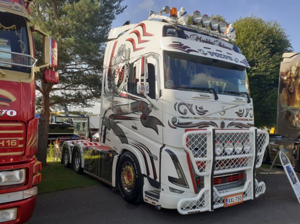 M Salosen Volvo FH16
M Salosen Volvo FH16 rekkaveturi.
Avainsanat: Salonen Volvo FH16 Alahärmä25