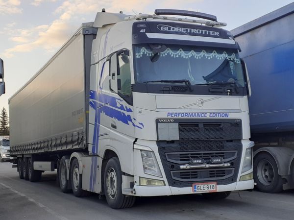 M Suomalaisen Volvo FH
M Suomalainen Oy:n Volvo FH puoliperävaunuyhdistelmä.
Avainsanat: Suomalainen Volvo FH ABC Hirvaskangas