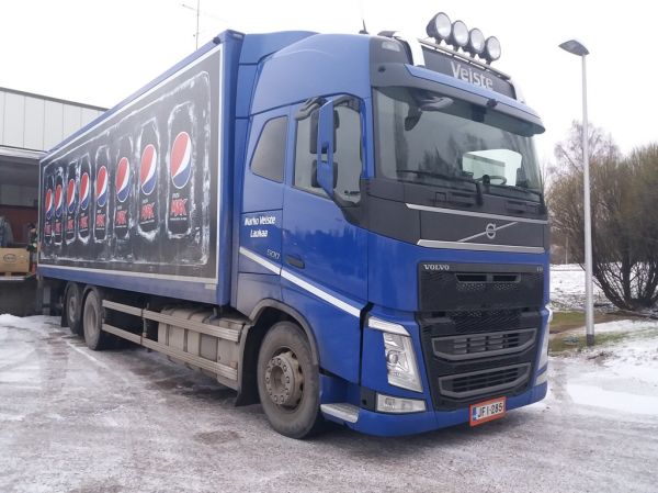 M Veisten Volvo FH500
M Veisten Volvo FH500 jakeluauto.
Avainsanat: Veiste Volvo FH500 Pepsimax