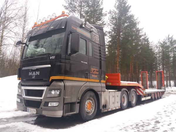 Maanrakennus Kallisen MAN TGX 33.680
Maanrakennus Kallisen MAN TGX 33.680 lavettiyhdistelmä.
Avainsanat: Kallinen MAN TGX 33.680 Shell Hirvaskangas