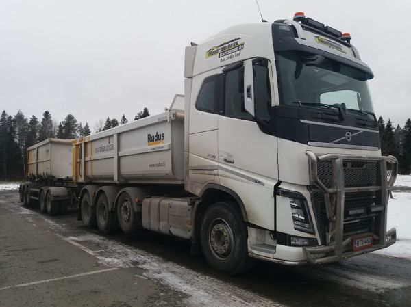 Maanrakennus Karttusen Volvo FH16
Maanrakennus Karttunen Oy:n Volvo FH16 sorayhdistelmä.
Avainsanat: Karttunen Volvo FH16