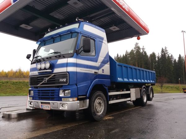 Maanrakennus Lehtosen Volvo FH12
Maanrakennus Lehtonen Oy:n Volvo FH12 vaihtolava-auto.
Avainsanat: Lehtonen Volvo FH12 ABC Hirvaskangas