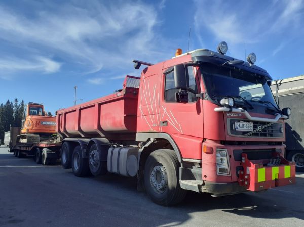 Maanrakennus Mustolan Volvo FM12
Maanrakennus Mustolan Volvo FM12 täysperävaunuyhdistelmä.
Avainsanat: Mustola Volvo FM12 ABC Hirvaskangas