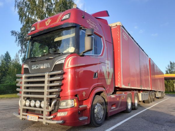 Maanrakennus Nikanderin Scania S650
Maanrakennus Nikander Oy:n Scania S650 b-juna.
Avainsanat: Nikander Scania S650 B-juna Shell Hirvaskangas