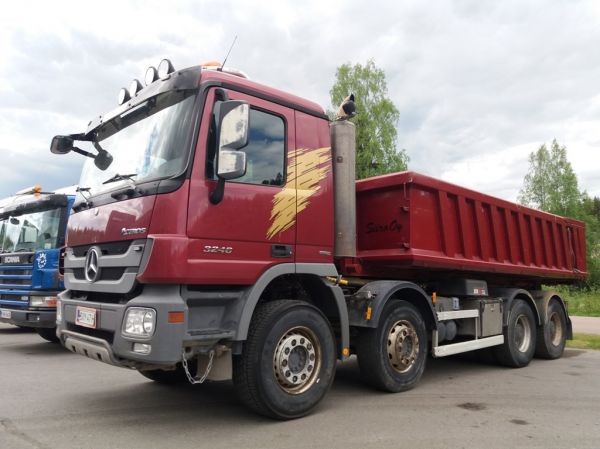 Maanrakennus Siiron MB 3246 Actros 
Maanrakennus Siiro Oy:n MB 3246 Actros vaihtolava-auto.
Avainsanat: Siiro MB 3246 Actros