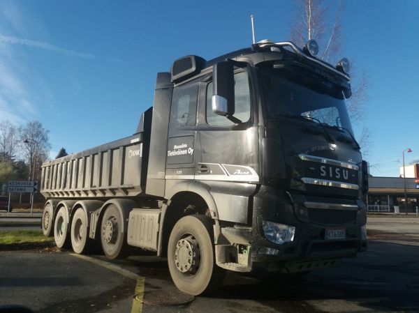 Maansiirto Tietäväisen Sisu Polar
Maansiirto Tietäväinen Oy:n Sisu Polar sora-auto.
Avainsanat: Tietäväinen Sisu Polar