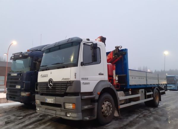 Maanrakennus Tourusen MB 1823 Atego
Maanrakennus Tourunen Oy:n nosturilla varustettu MB 1823 Atego kuorma-auto.
Avainsanat: Tourunen MB 1823 Atego Hirvaskangas