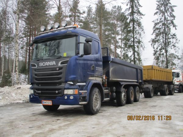 Maanrakennus J Utriaisen Scania R580 
Maanrakennus J Utriainen Oy:n Scania R580 sorayhdistelmä.
Avainsanat: Utriainen Scania R580