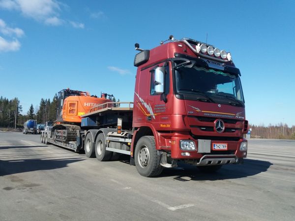 Maanrakennus V Niemelän MB 3355 Actros
Maanrakennus V Niemelä Oy:n MB 3355 Actros lavettiyhdistelmä.
Avainsanat: Niemelä MB 3355 Actros ABC Hirvaskangas