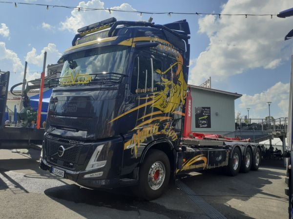 Maanrakennus Valkaman Volvo FH
Maanrakennus Valkama Oy:n Volvo FH "Hook Lion" koukkulava-auto.
Avainsanat: Valkama Volvo FH Hook Lion Himos25