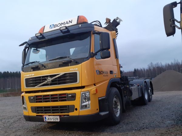 Maanrakennus Veljekset Bomanin Volvo FM9
Maanrakennus Veljekset Bomanin nosturilla varustettu Volvo FM9 vaihtolava-auto.
Avainsanat: Boman Volvo FM9 Hirvaskangas