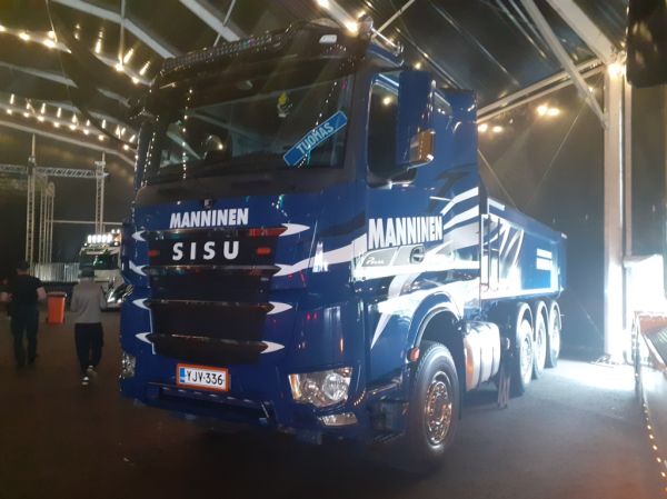Klikkaa kuvaa nähdäksesi se täysikokoisena
==============
Maanrakennusliike Mannisen Sisu Polar
Maanrakennusliike Manninen Oy:n Sisu Polar sora-auto.
Avainsanat: Manninen Sisu Polar Himos26 Tuomas Maanrakennusliike Mannisen Sisu Polar
Maanrakennusliike Manninen Oy:n Sisu Polar sora-auto.
Avainsanat: Manninen Sisu Polar Himos26 Tuomas