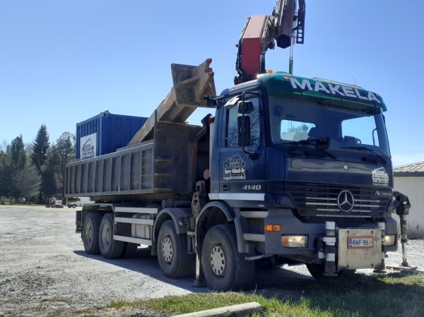 Maansiirto H Mäkelän MB 4140 Actros
Maansiirto H Mäkelä Oy:n nosturilla varustettu MB 4140 koukkulava-auto.
Avainsanat: H-Mäkelä MB 4140 Actros