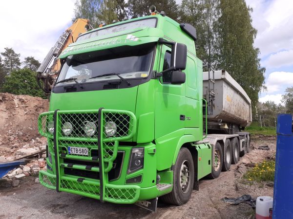 Maansiirto H Mäkelän Volvo FH750
Maansiirto H Mäkelä Oy:n Volvo FH750 sorapuolikas
Avainsanat: H-Mäkelä Volvo FH750