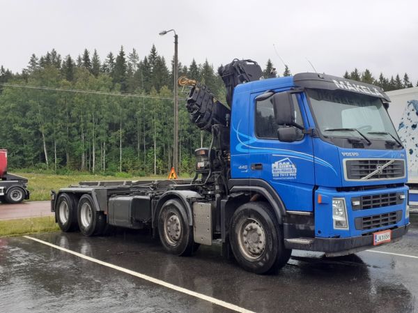 Maansiirto H Mäkelän Volvo FH440
Maansiirto H Mäkelä Oy:n nosturilla varustettu Volvo FH440 vaihtolava-auto.
Avainsanat: H-Mäkelä Volvo FH440