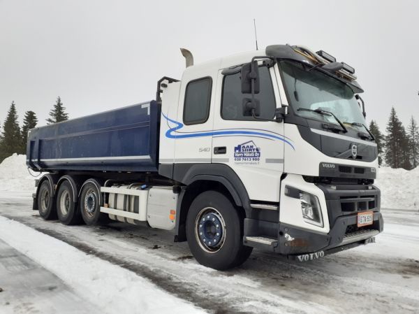 Maansiirto H Mäkelän Volvo FMX540
Maansiirto H Mäkelä Oy:n Volvo FMX500 sora-auto
Avainsanat: H-Mäkelä Volvo FMX500