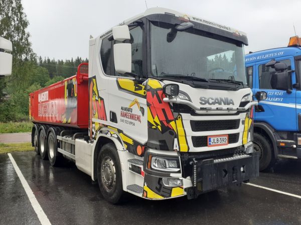 Maansiirto Hämeenniemen Scania 
Maansiirto Hämeenniemi Ky:n Scania sora-auto
Avainsanat: Hämeenniemi Scania