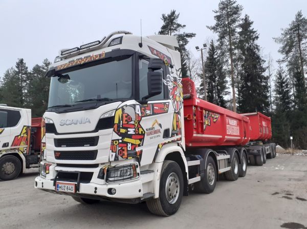 Maansiirto Hämeenniemen Scania R650XT
Maansiirto Hämeenniemi Ky:n Scania R650XT sorayhdistelmä.
Avainsanat: Hämeenniemi Scania R650XT