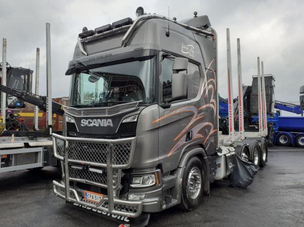 Maansiirto&Kuljetus E Järven Scania R660
Maansiirto&Kuljetus E Järvi Ky:n Scania R660 puutavara-auto.
Avainsanat: Järvi Scania R660 Himos22