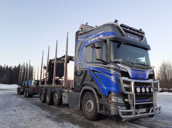 Maansiirto&Kuljetus E Järven Scania R660
Maansiirto&Kuljetus E Järvi Ky:n Scania R660 puutavarayhdistelmä.
Keywords: Järvi Scania R660 ABC Hirvaskangas