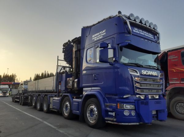 Maansiirto Morrin Scania R730
Maansiirto Morrin nosturilla varustettu Scania R730 täysperävaunuyhdistelmä.
Avainsanat: Morri Morrin-Pojat Scania R730 ABC Hirvaskangas